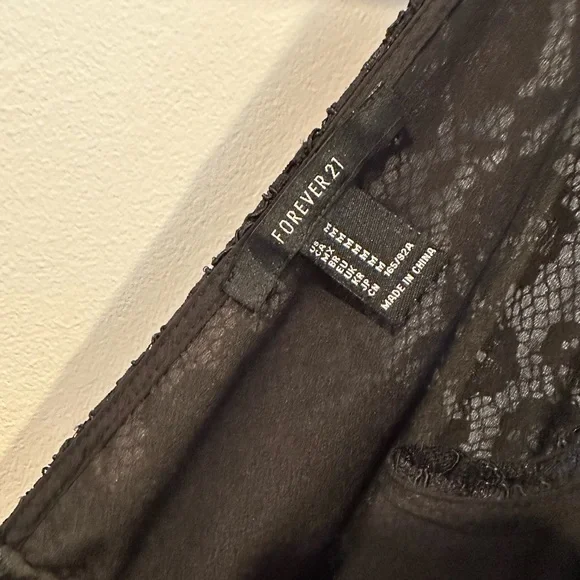 Black lace dress - Picture 4 of 4